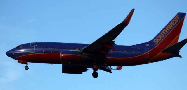 Boeing 737-700 (N415WN) - On Final 30L, SWA #1260 arrival from KDEN (KDIA)  09-23-2015