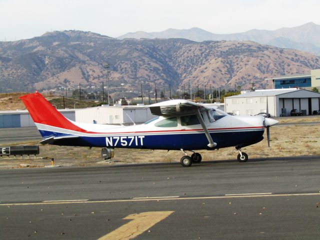 Cessna Skylane (N7571T) - Taxiing to RWY 26L