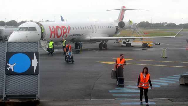 Canadair Regional Jet CRJ-100 (F-HMLL) - Aéroport de Rennes-Bretagne, 6 juin 2018, sous une pluie légère...