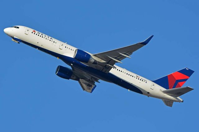 Boeing 757-200 (N695DL) - Delta Boeing 757-232 N695DL visited Phoenix Sky Harbor on November 22, 2016.