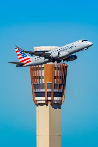 Embraer 175 (N283NN) - An American Airlines ERJ175 taking off from PHX on 2/1/23. Taken with a Canon R7 and Tamron 70-200 G2 lens.