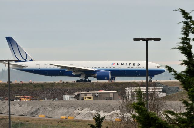 Boeing 777-200 (N784UA)