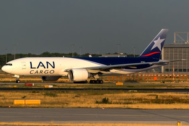 Boeing 777-200 (N778LA) - evening sun