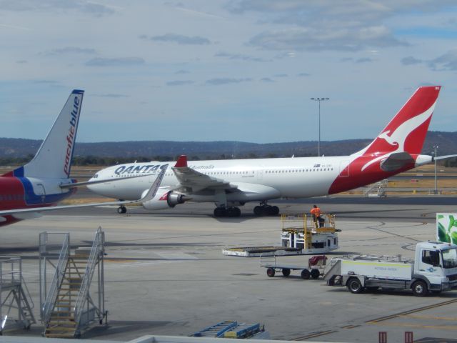 Airbus A330-300 (VH-EBO)