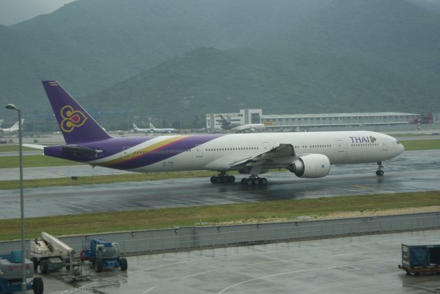 BOEING 777-300 (HS-TKQ) - Thai Airways B777-3ALER cn41526