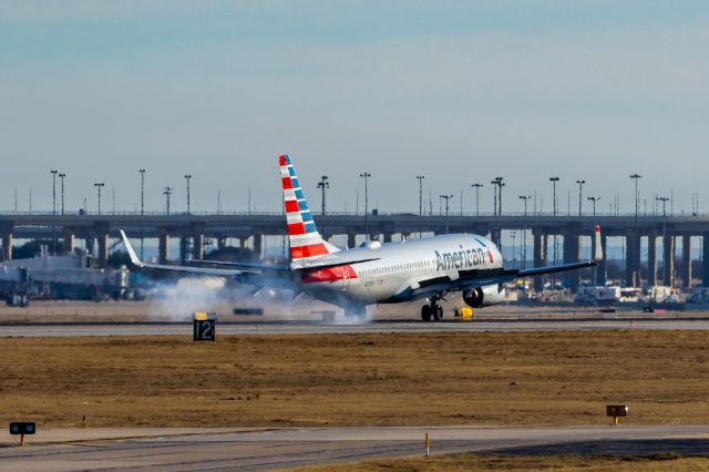 Boeing 737-800 (N337PJ) - American Airlines 737-800 landing at DFW on 12/27/22. Taken with a Canon R7 and Tamron 70-200 G2 lens.