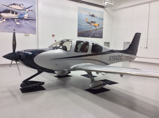 Cirrus SR-22 (N194DC)