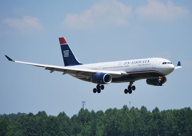 Airbus A330-200 (N283AY) - Approaching 18C - 7/15/10