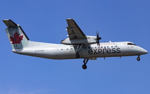 de Havilland Dash 8-300 (C-FTAK)