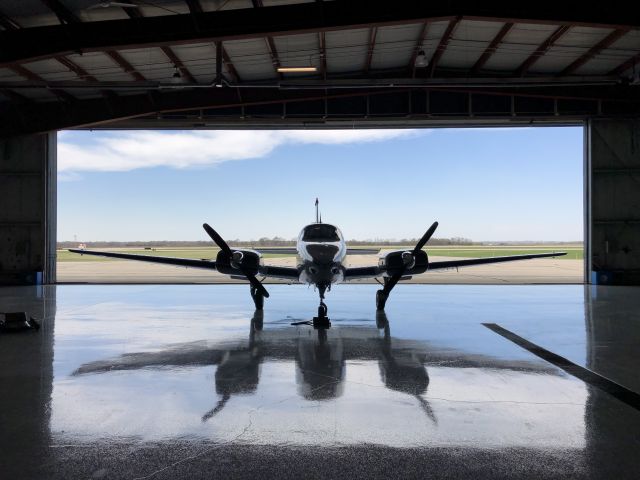 Beechcraft 55 Baron (N7715R) - Finishing Oil Change