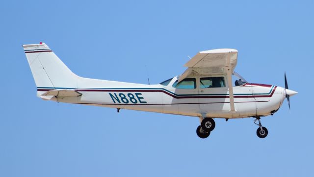 Cessna Skyhawk (N88E)