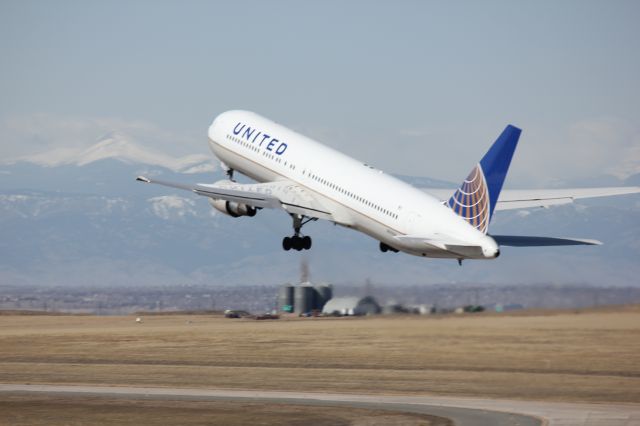 BOEING 767-300 (N676UA)