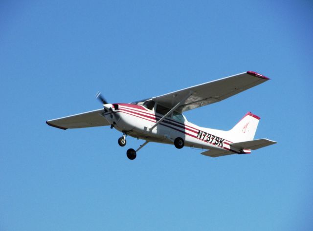 Cessna Skyhawk (N737SK) - Taking off RWY 26L