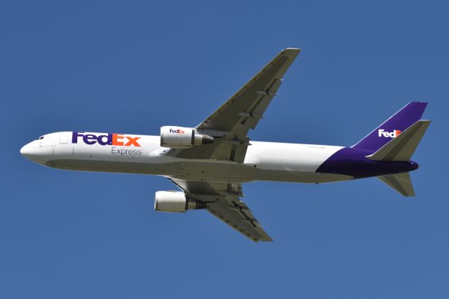 BOEING 767-300 (N188FE)