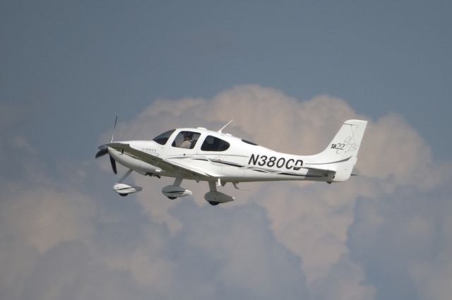 Cirrus SR-22 (N380CD) - 600mm, manual focus lens.