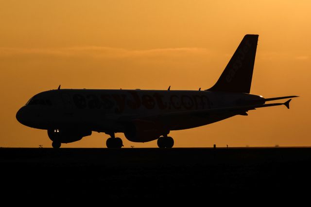 Airbus A319 (HB-JZO) - Sunset caption