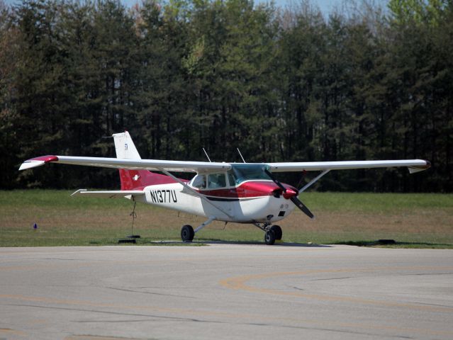 Cessna Skyhawk (N1377U) - Very nice paint job.