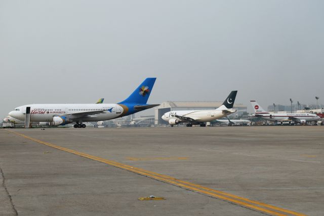Airbus A310 (S2-AFF)