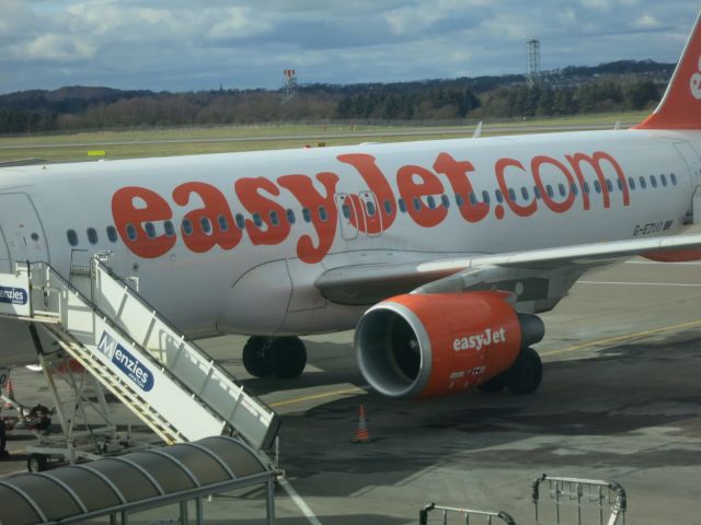 Airbus A319 (G-EZUO)