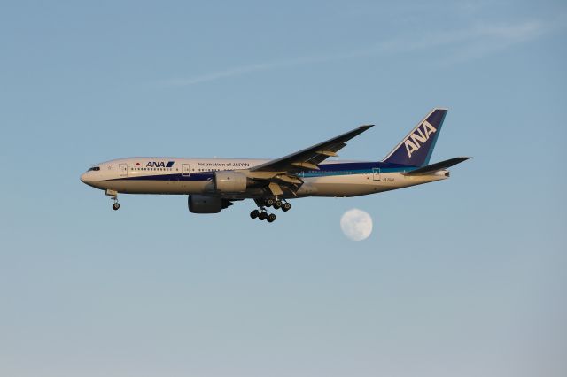 Boeing 777-200 (JA702A)