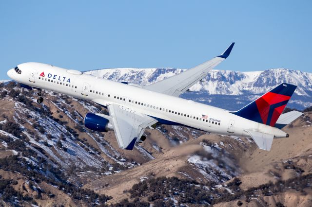 Boeing 757-200 (N556NW) - Impressive Delta departure