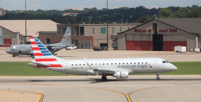 Embraer ERJ 175 (N402YX)