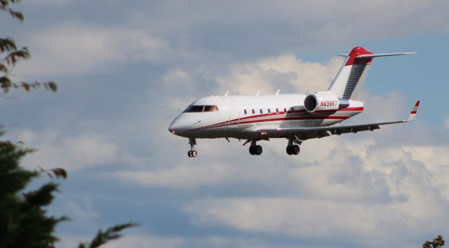 Canadair Challenger (N696KT) - On final is this 1999 Bombardier Challenger 604 in the Autumn of 2021.