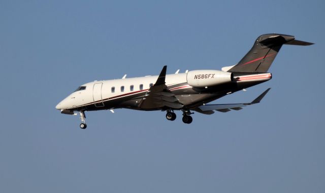 Bombardier Challenger 300 (N586FX) - On final is this 2017 Bombardier Challenger 300 in the Winter of 2019.