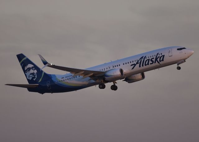 Boeing 737-900 (N253AK)