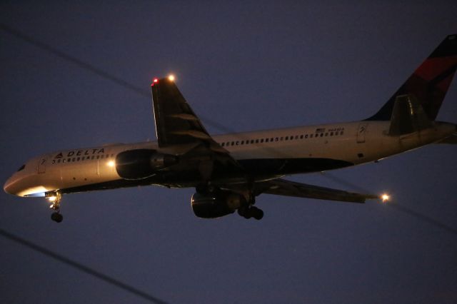 Boeing 757-200 (N681DA)