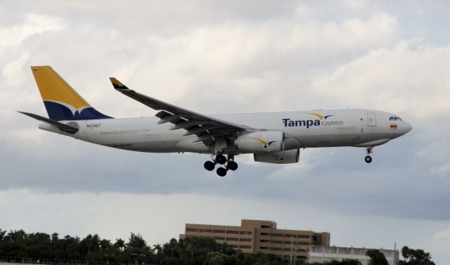 Airbus A330-200 (N331QT)