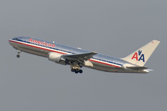 BOEING 767-200 (N324AA) - N324AA  Boeing  B767-223  AAL  KLAX  20130304  4002
