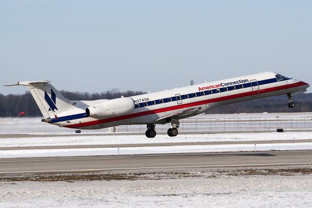 Embraer ERJ-135 (N374SK)