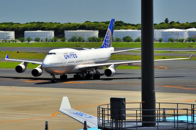 Boeing 747-400 (N199UA) - Final Taxi to Stand