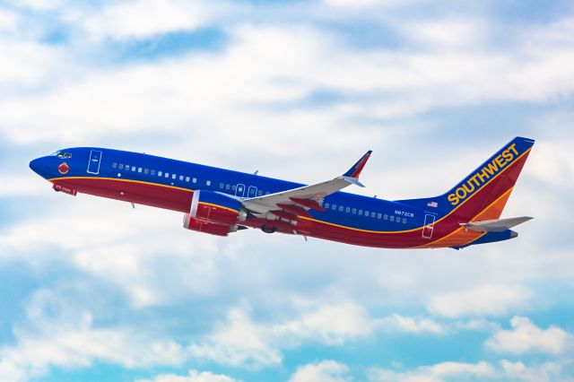 Boeing 737 MAX 8 (N872CB) - Southwest Airlines 737 MAX 8 in Canyon Blue retro livery taking off from PHX on 12/7/22. Taken with a Canon R7 and Tamron 70-200 G2 lens.