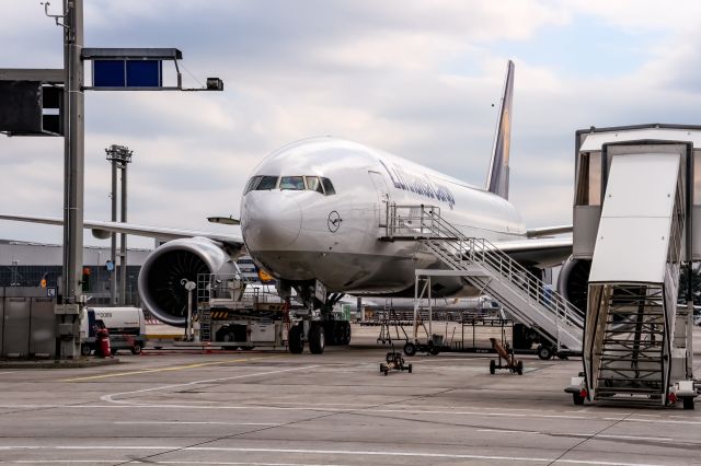 Boeing 777-200 (D-ALFA) - D-ALFA Lufthansa Cargo Boeing 777-FBT after arriving from Alamaty (UAAA) @ Frankfurt - Rhein-Main International (EDDF) / 10.06.2015 