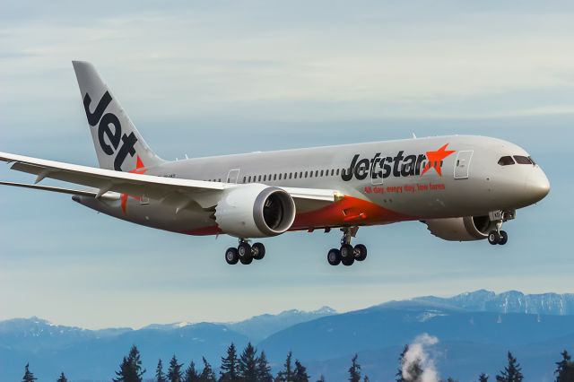 Boeing 787-8 (VH-VKD) - Jetstar B787-8 VH-VKD on short final for 16R after it's maiden flight December 5th.