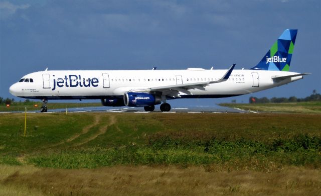 Airbus A321 (N992JB)