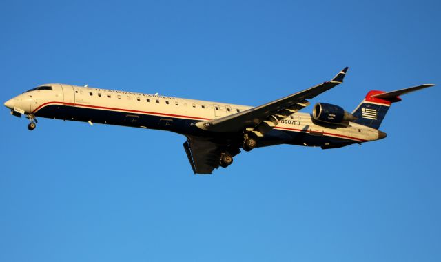 Canadair Regional Jet CRJ-900 (N907FJ)