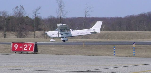 Cessna Skyhawk (N516TG) - Touch n Go on Runway 27; 2/20/09...