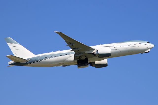 BOEING 777-200LR (VP-CAL)