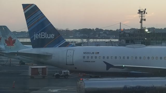 Airbus A320 (N593JB) - Waiting for originating from LGA departure 9/8/16