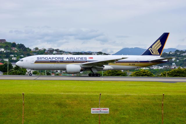 Boeing 777-200 (9V-SRM) - 9V-SRM taxiing down taxiway Alpha to runway 16 for it's Northbound departure to Melbourne before continuing onto Singapore.