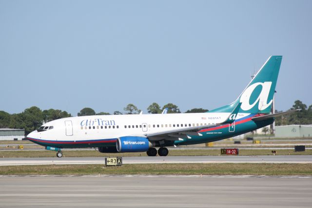 Boeing 737-700 (N281AT) - AirTran Flight 696 pulls into the gate at Sarasota-Bradenton International Airport