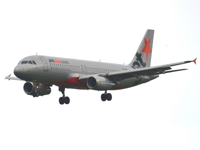 Airbus A320 (VH-VQL) - On short finals for runway 05. Thursday 12th July 2012.