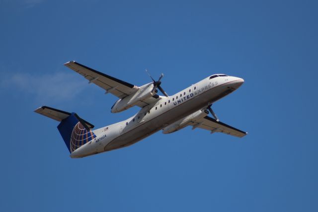 de Havilland Dash 8-300 (N876CA) - United started up their summer-seasonal service over to Newark again.