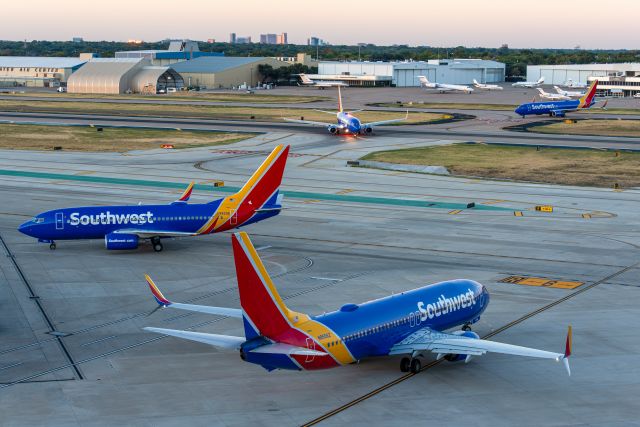 Boeing 737-800 (N8556Z) - Evening rush hour at Dallas Love Field. LUVjets everywhere!