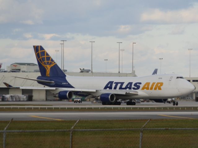 Boeing 747-400 (N415MC)