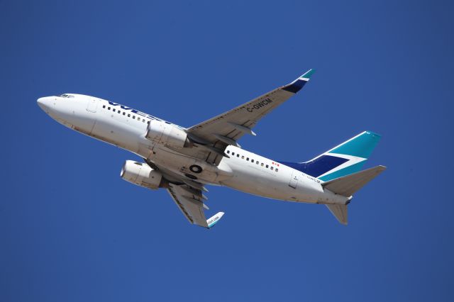 Boeing 737-700 (C-GWCM)