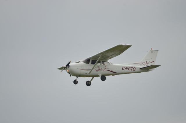 Cessna Skyhawk (C-FGTQ) - Final approach to runway 36 on Sunday at Airventure 2018